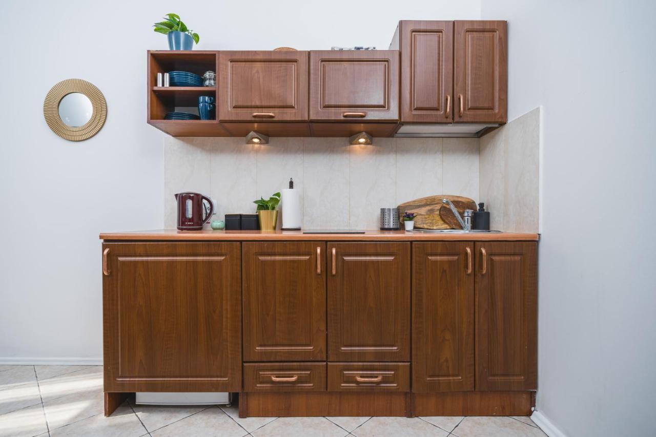 2 Bedroom Apartment Next To The Main Railway Station - By Upstairs Красков Екстериор снимка