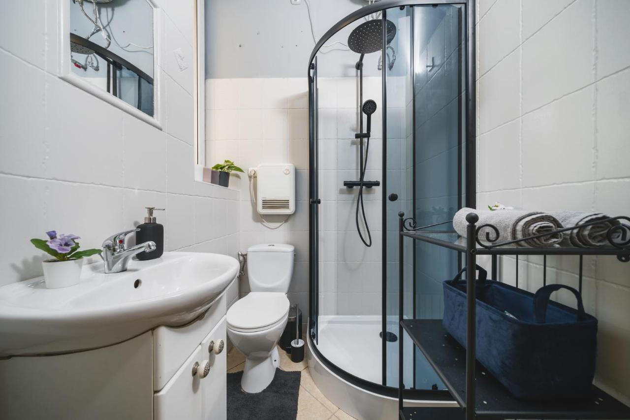 2 Bedroom Apartment Next To The Main Railway Station - By Upstairs Красков Екстериор снимка